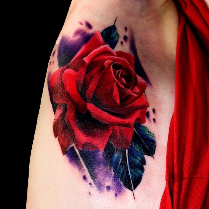 tattoo 3d am oberarm, große realitische rote rose, tätowierung mit blumen motiv