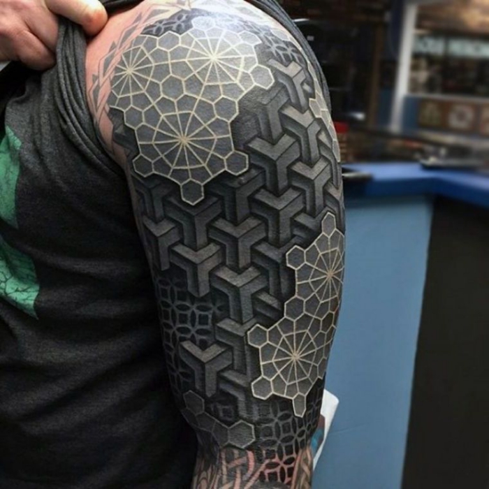 tattoo 3d, mann mit detaillierter tätowierung mit geometrischen motiven in schwarz und weiß