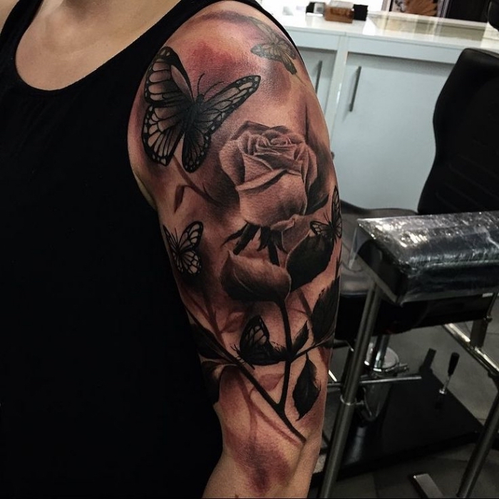 tattoo 3d, weiße rose, fliegende schmetterlinge, mann mit tätowierung am oberarm