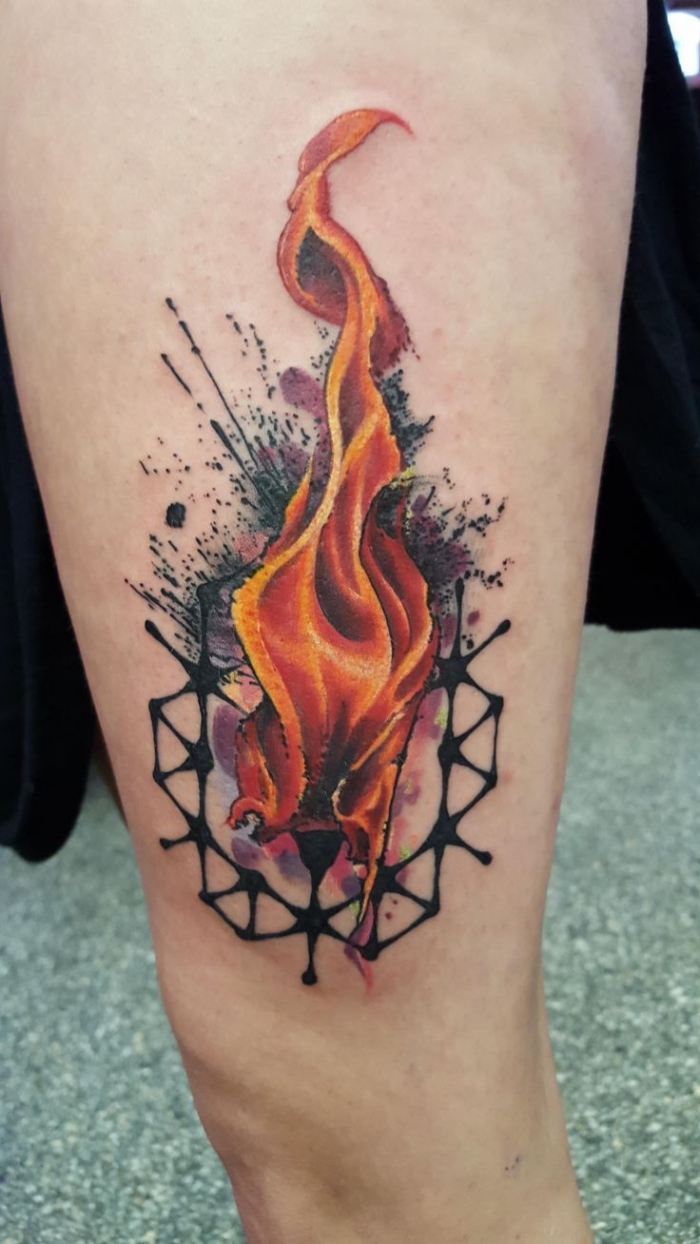 tattoo 3d,farbige tätowierung mit feuer als motiv am oberschenkel, geometrische motive