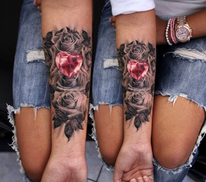 tattoo bilder arm, wei-e rosen in kombination mit rotem stien in form von herzen