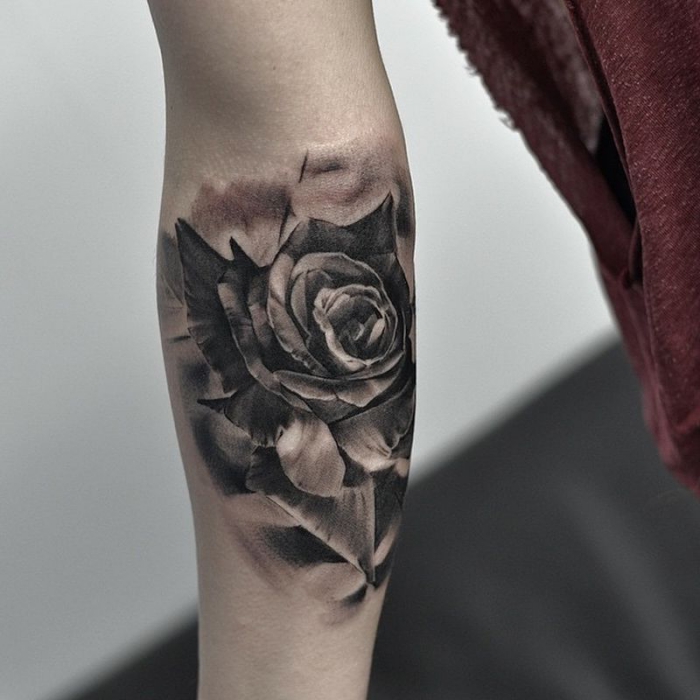 tattoo bilder arm, frau mit schwarz grauer tötowierung mit rose motiv, blume