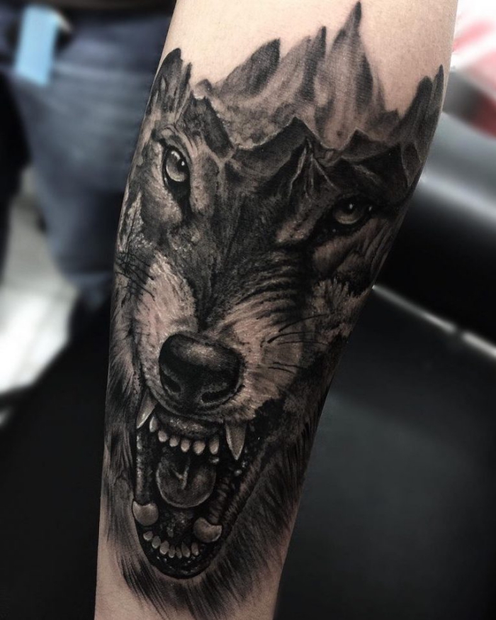 tattoo bilder arm, realistische 3d tätowierung mit wolfkopf als motiv