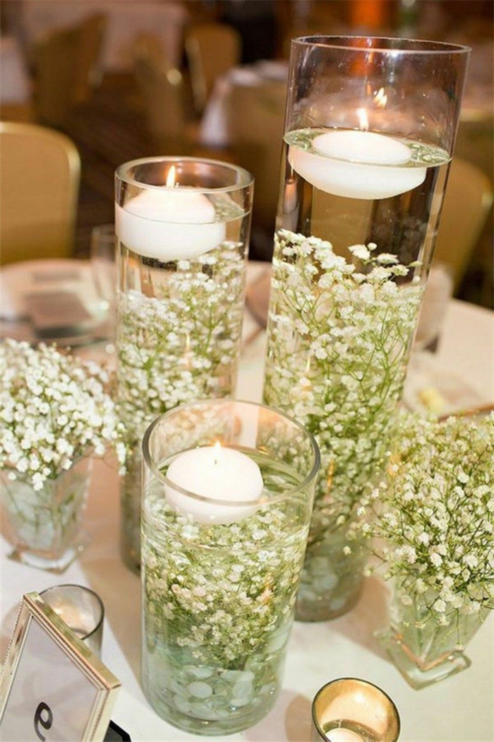 hohe Vasen mit weißen Blumen und Teelichter, die ober senken, alles für die Hochzeit