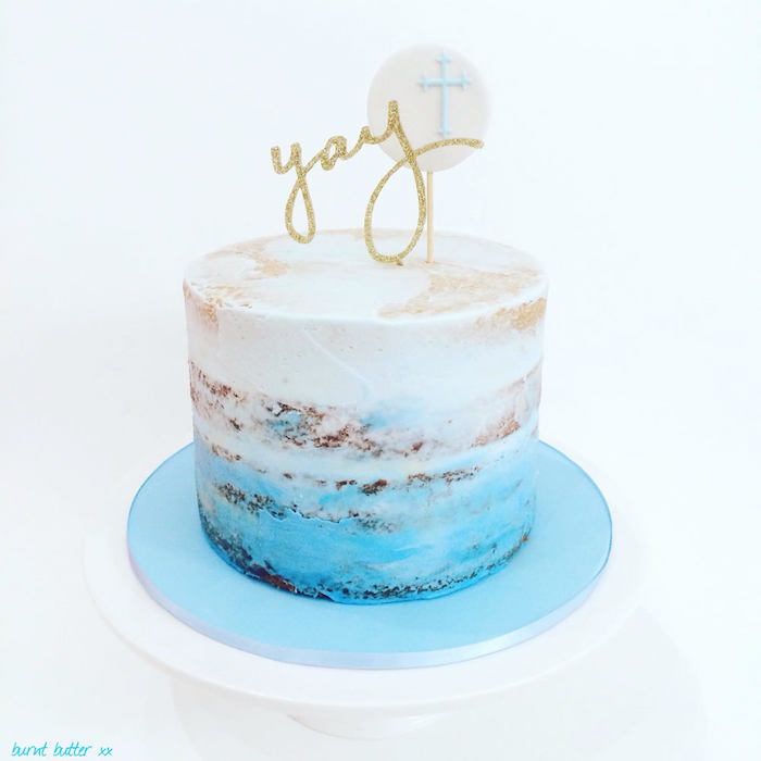 Naked Cake zur Taufe mit weißer und blauer Creme, Aufschrift YAY mit goldenem Glitter