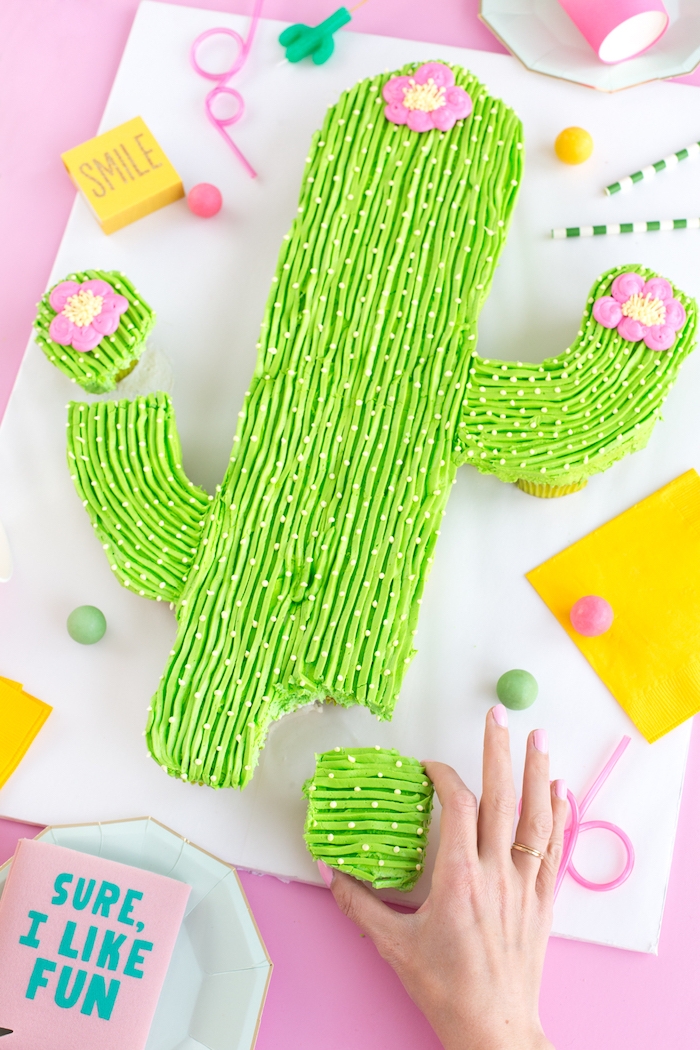 Leckere und leichte Torte in Form von Kaktus selber backen, mit grüner Creme und kleinen Zuckerperlen dekorieren