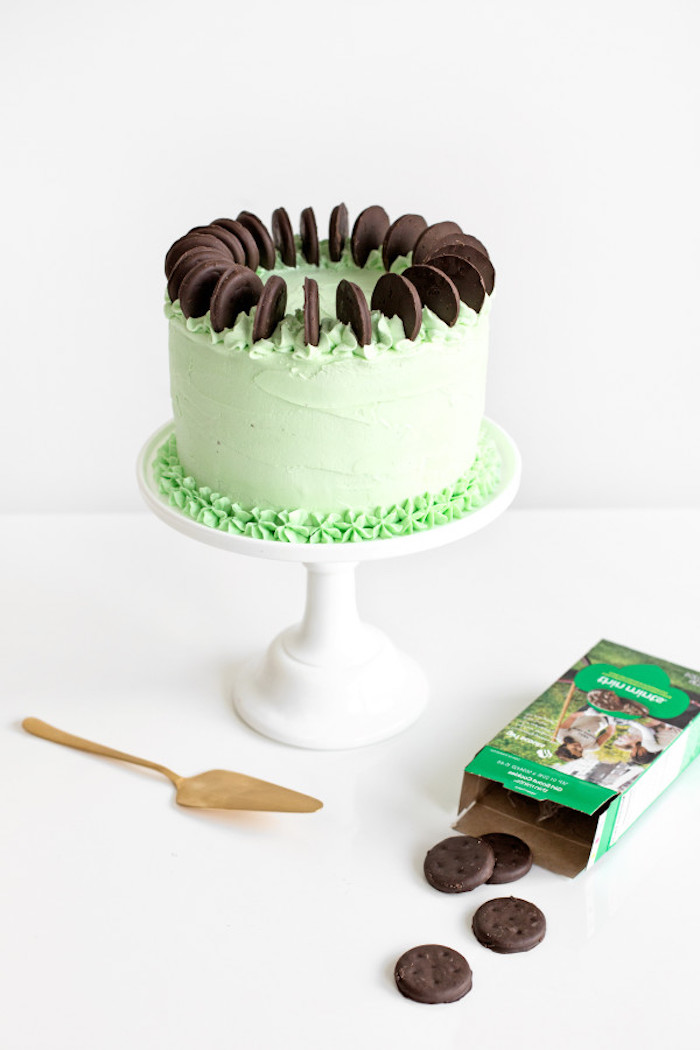 Torte zur Taufe oder Baby Shower selber backen, mit grüner Creme und Kakao Keksen dekorieren