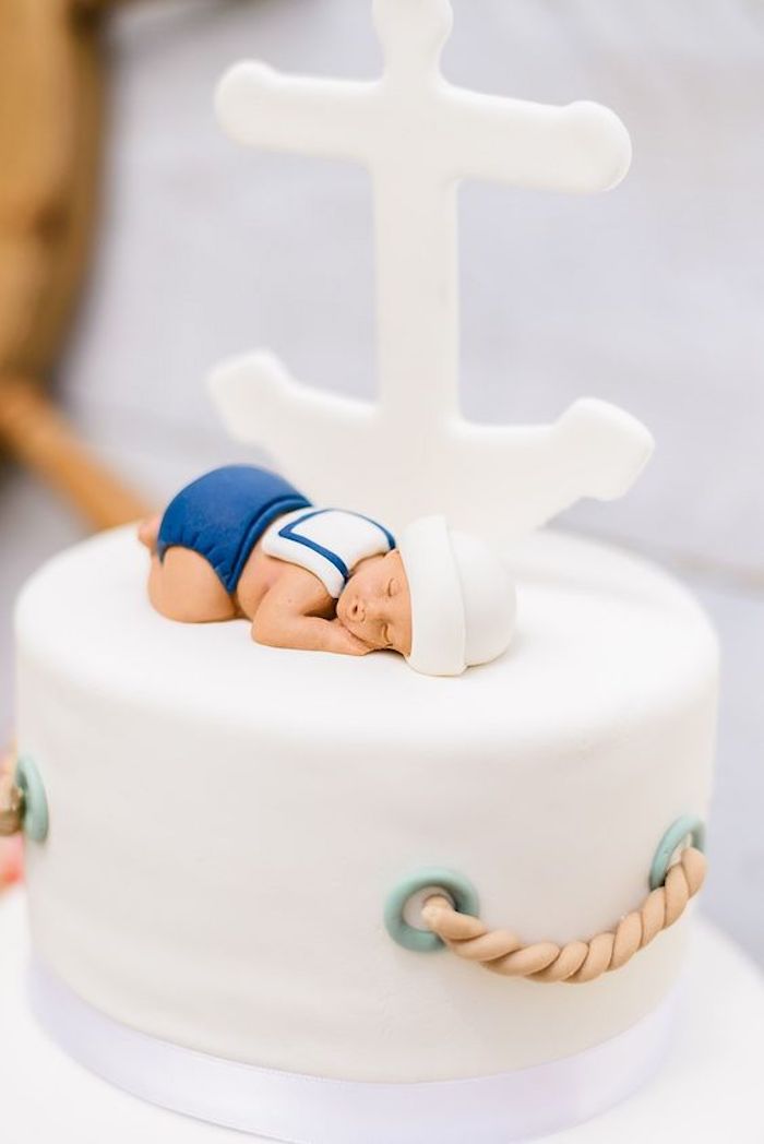 Fondant Torte zur Taufe, kleine Baby Figur und Anker, Maritime Taufe organisieren