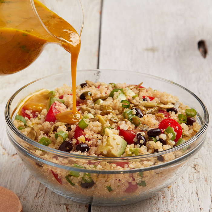 quinoa salat rezepte mit spezieller soße, avocado, tomaten, oliven, zwiebel ideen