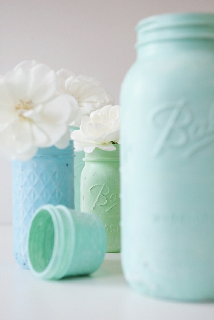 wenn Sie die Vasen fertig sind, können Sie diese mit Blumen füllen, blaue und grüne Vasen