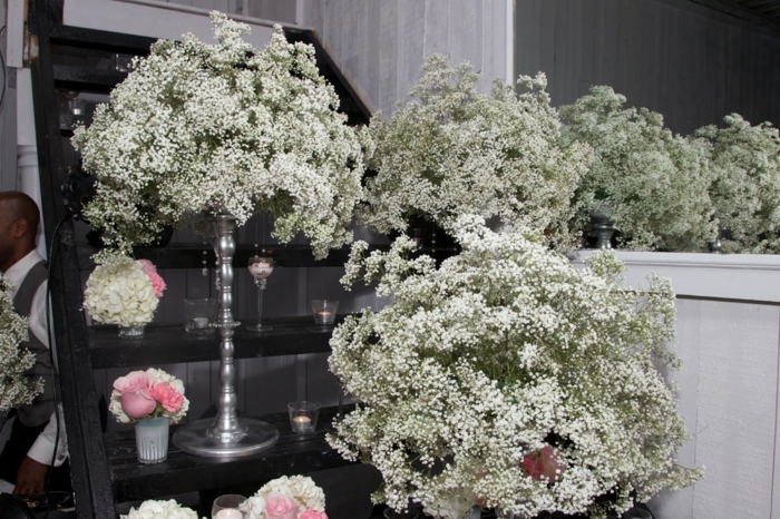 weiße Blumen als Hochzeitsdeko, alles für die Hochzeit, silberne Ständer und kleine rosa Vasen