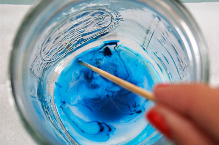 die Art und Weise, ein Weckglas blau zu färben und in eine Vase zu verwandeln, Deko für Hochzeit