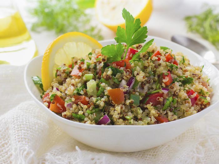 quinoa gepufft rezepte, salat ideen zitrone, tomaten, petersilie, zwiebel, schüssel
