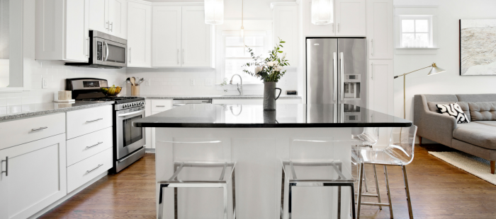 wohnungseinrichtung ideen, modernes küchen design, schränke in schwarz und weiß, großer kühlschrank