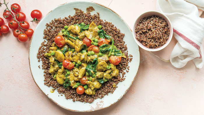 quinoa salat rezepte, quinoa als basis uns soße mit gemüse, tomaten, curry, spinat, erbsen dazu