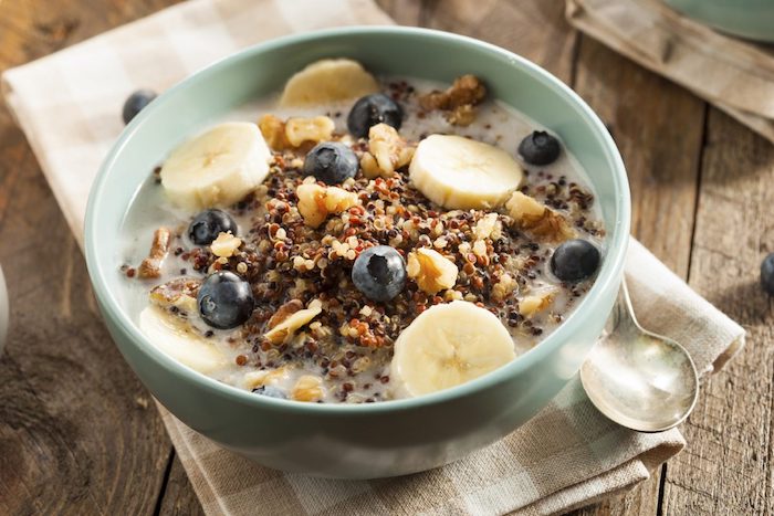 quinoa frühstück einfach zubereiten, banane, blaubeeren, brei aus gesunden zutaten