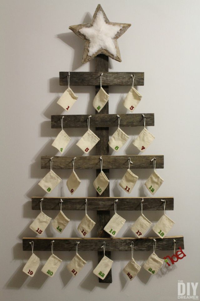 Adventskalender selber bastel, ein einfaches Bastelprojekt mit kleinen Tüten auf eine Figur von Tannenbaum gehängt