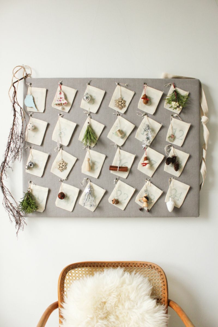 graues Brett, kleine Karten mit weihnachtlichen Motiven verziert, DIY Adventskalender und ein Stuhl
