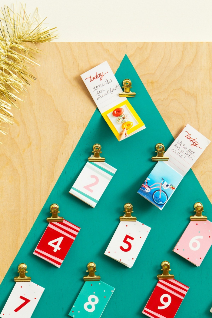 kleine Karten mit Belohnung für jeden Tag vor Weihnachten, Dreieck in grüner Farbe stellt Weihnachtsbaum dar, Adventskalender selber basteln