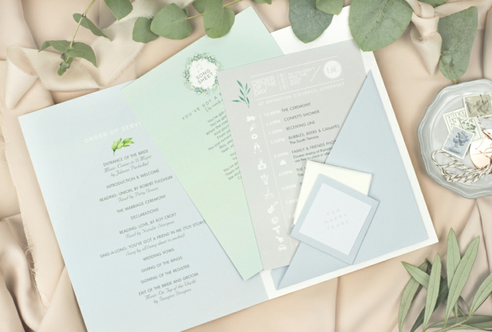 blauer Umschlag mit allem Zubehör zu einer Hochzeitseinladung, Hochzeitskarten selbst gestalten