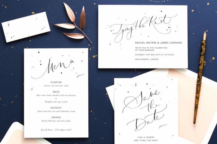 weiße Karte mit der Einladung, das Menü von Hochzeit und ein rosa Umschlag, Einladungskarten selber machen