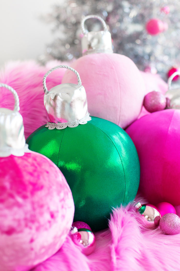Kissen in Form von bunten Christbaumkugeln, Weihnachtsdekoration fürs Wohnzimmer selber machen 