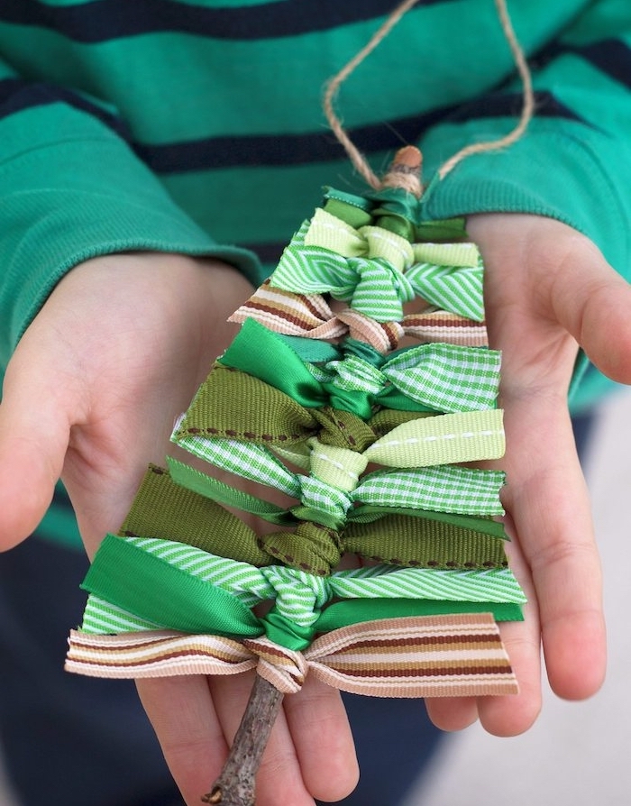 Kleines Christbäumchen aus Holzstäbchen und grünen Schleifen selber machen, Weihnachtsbasteln für Kinder 