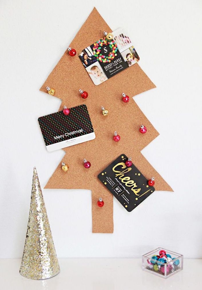 Pinnwand in Form von Weihnachtsbaum selber machen, Bilder von Ihren Lieben und kleine Weihnachtskugeln daran befestigen 