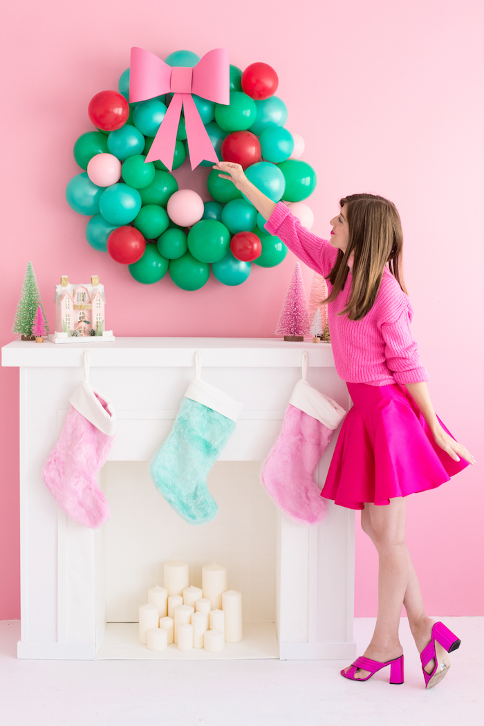 Weihnachtskranz aus kleinen Ballons selber machen, mit rosa Schleife aus Papier, kreative DIY Ideen für Weihnachtsdeko 