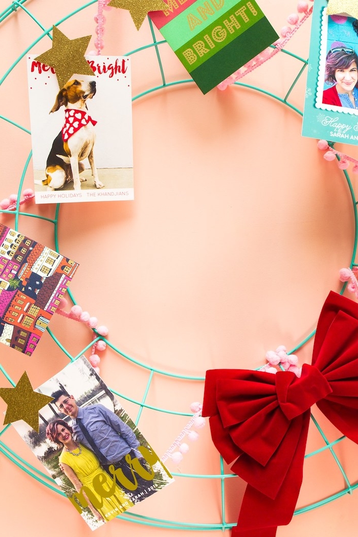 Kreative Idee für DIY Weihnachtskranz mit Fotos von Ihren Lieben und großer roter Schleife 