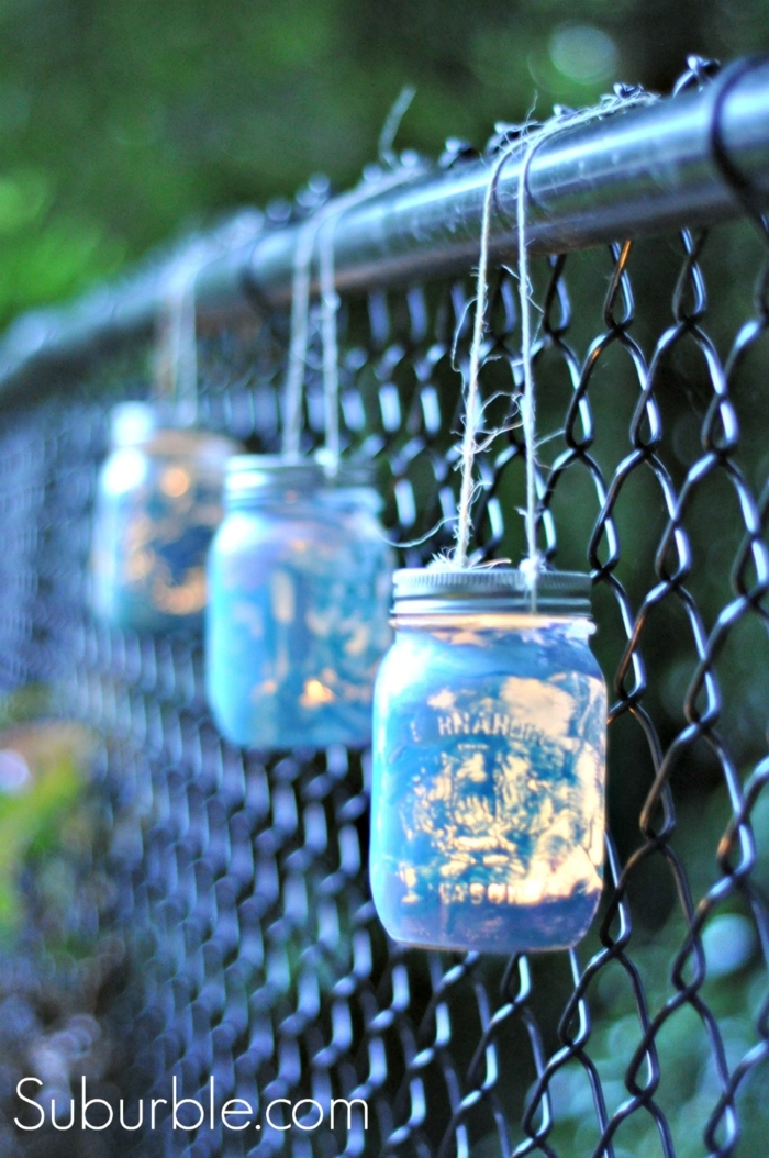 blaue Weckgläser hängen vom Zaun, Laternen, die Garten beleuchten, Bastelanleitung Laterne