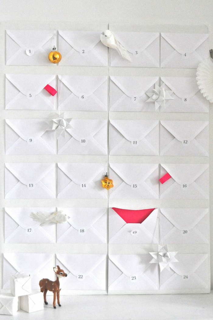schnelle und einfache Adventskalender Ideen, kleine weiße Briefumschläge mit rosa Inneren