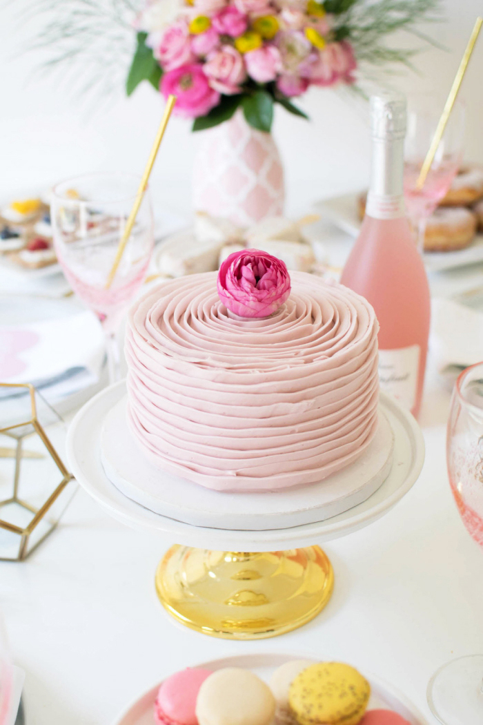 deko für torten, rosa buttercreme, blume, party ideen, tortengestell in weiß und gelb, macarons