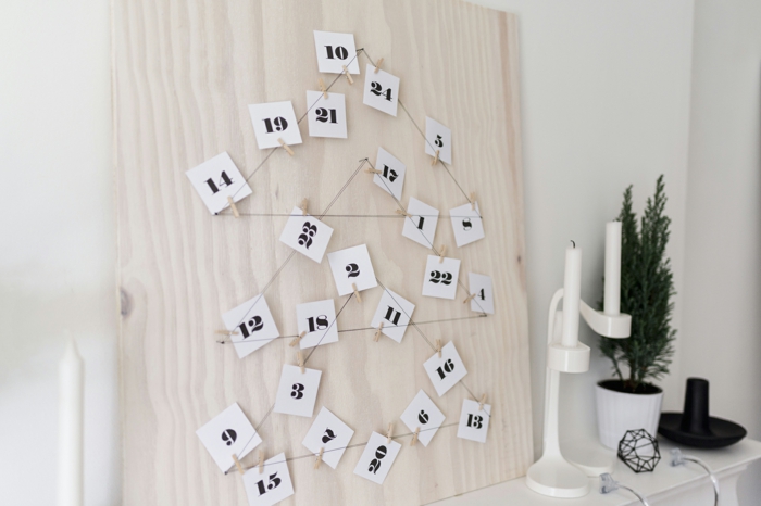 Zettelchen mit Nummer auf Draht gehängt, Adventskalender Ideen, ein Brett mit Nägeln