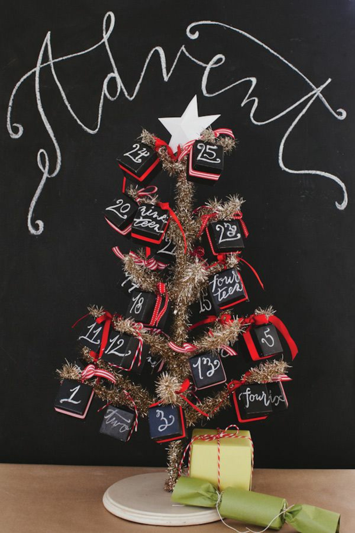 ein kleiner Tannenbaum aus Girlanden mit kleinen nummerierten Geschenken, Adventskalender Ideen