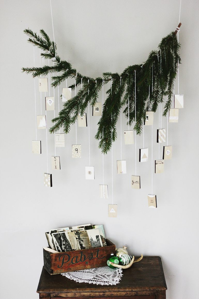 ein Zweig von Tannenbaum, hängende Zettelchen mit Nummer, Kärtchen zu Weihnachten, Adventskalender Ideen