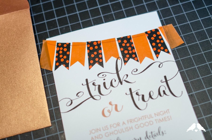 eine Einladung zu Halloween Party mit einer Girlande aus orangen Washi Tape, ganz kreativ