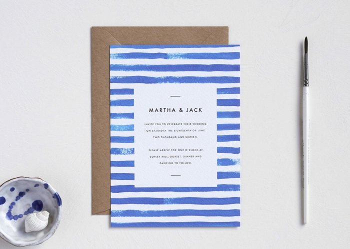 eine matirime Einladungskarte drucken, weiße und blaue Streifen und eine Pinsel, Muscheln