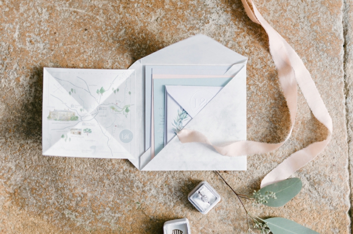 Einladungskarten selber basteln, eine Landkarte des Hochzeitsortes in die Einladung stecken