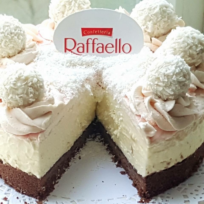 eine Raffaello Torte ohne Backen, mit rosa Glasur, weiße Creme und Schokoladenboden