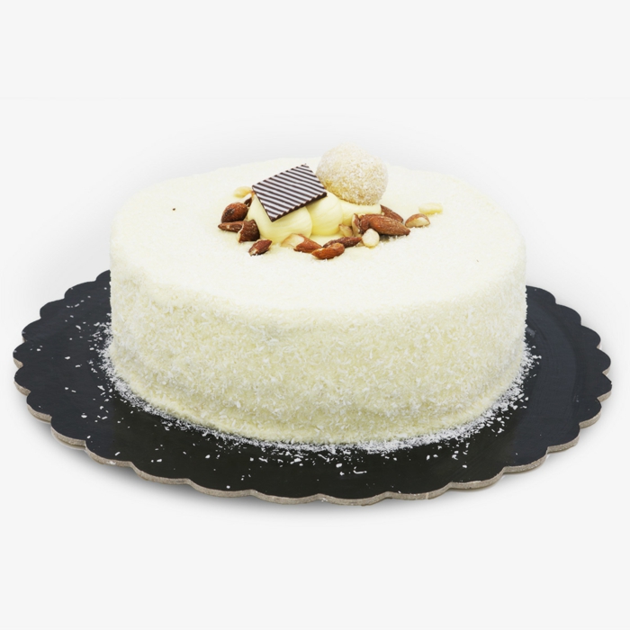weiße Torte mit Pralinen als Dekoration, Nüsse dazu, Torte selber machen mit Kokosraspeln