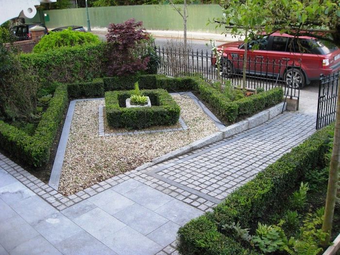 rotes auto und ein kleiner vorgarten mit grünen pflanzen und steine für vorgarten, gartenweg anlegen