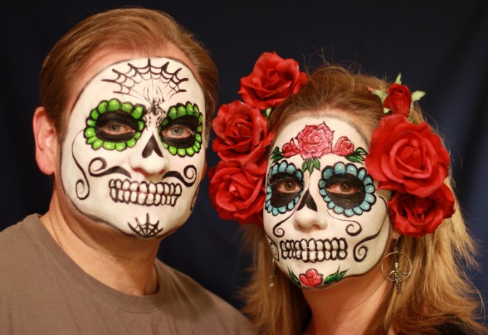 halloween schminktipps für paare, inspiration von den mexikanischen totenköpfen schöpfen, blumen in den haaren