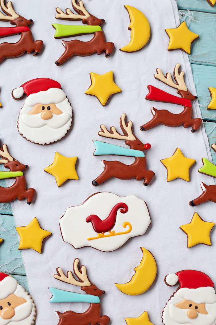Weihnachtsplätzchen zum Ausstechen mit Zuckerguss dekorieren, der Weihnachtsmann, Rudolph mit der roten Nase, Mond und Sterne