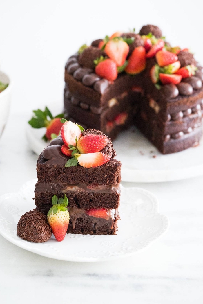 süßigkeiten torte rezept, einfacher schokoladenkuchen mit pralinen und erdbeeren, geburtstag
