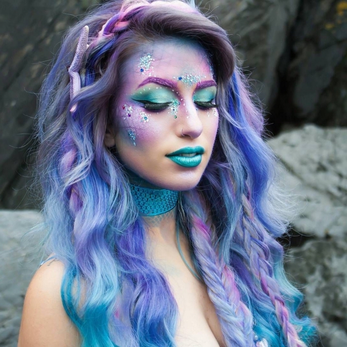 gesicht einhorn schminken tutorial, make up in blau und lila, lockige haare, pastallfarben 