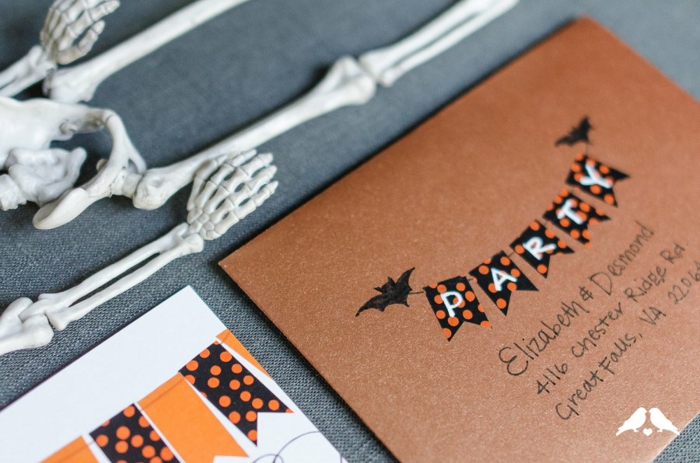 gruselige Einladung zu Halloween, die in einem dekorierten Briefumschlag zu stecken ist, Einladung erstellen