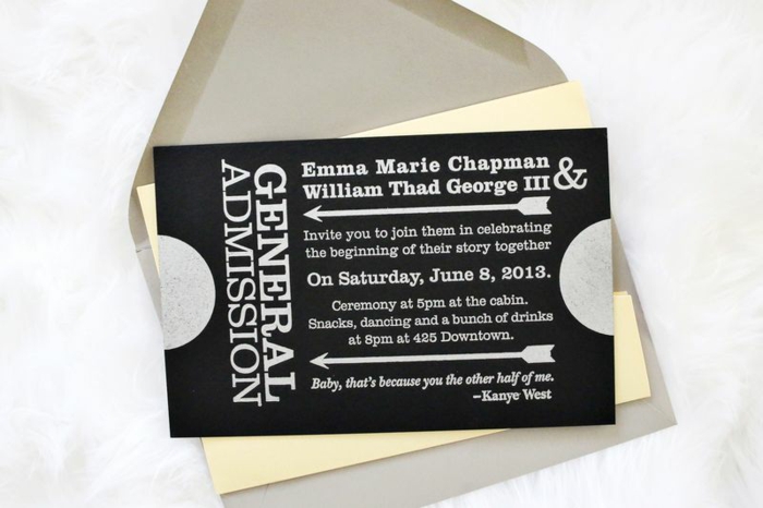 schwarze Karte mit weißer Schrift in einem gelben Briefumschlag, Einladung basteln zur Hochzeit