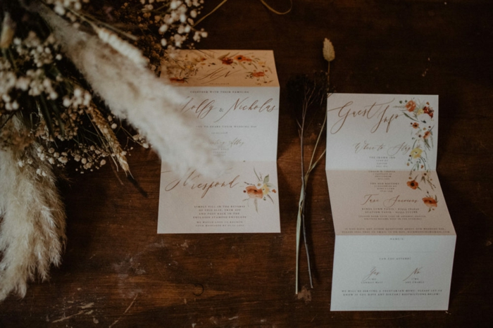 gefaltete Einladungen für eine Hochzeit, Einladungskarten basteln, mit Schmuck wie Blumen