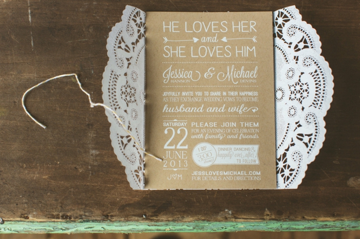 eine Hochzeitseinladung mit Spitze und eine braune Karte mit weißen Buchstaben, Einladungskarten basteln